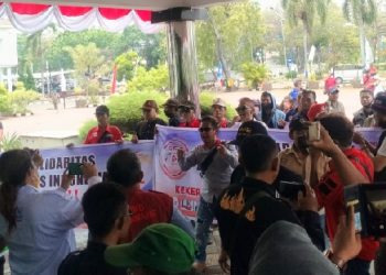 Insan Pers Lintas Wilayah Gelar Aksi Solidaritas Usut Tuntas Kasus Kekerasan Terhadap Wartawan Karawang