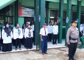 Kapolsek Tamansari Bertindak Selaku Inspektur Upacara Bendera Senin Pagi di MTSN 4 Kota Tasikmalaya