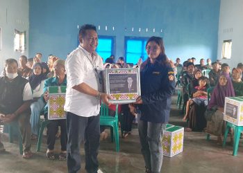 Perhatikan Lansia, Sosok Muda Dadan Tri Bagikan Sembako