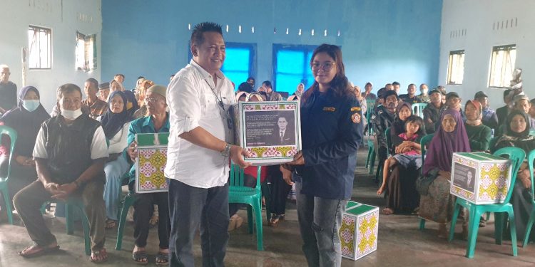 Perhatikan Lansia, Sosok Muda Dadan Tri Bagikan Sembako