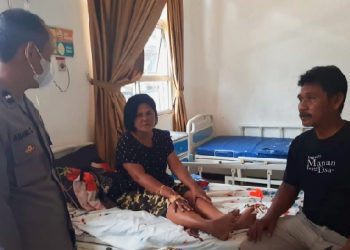 Giat Bhabinkamtibmas Desa Pisangsambo Tirtajaya Jenguk Warga Sakit