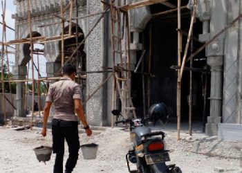 Bhabinkamtibmas Desa Tambaksumur Ikut Kerja Bakti Dalam Pembangunan Mesjid Baeturrohim