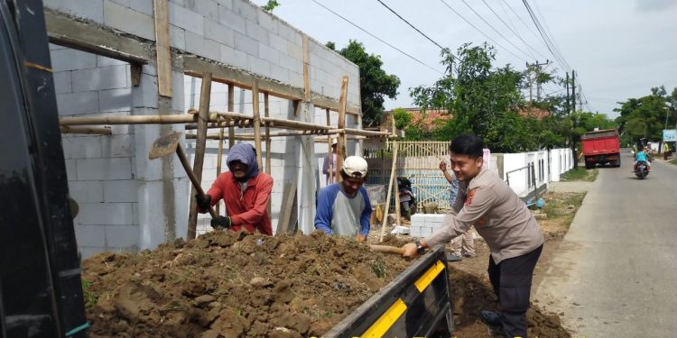 Bhabinkamtibmas Desa Kutamakmur Tirtajaya Karawang Bantu Warga