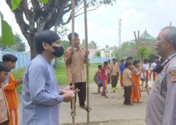Kanit Sabhara Polsek Tirtajaya Karawang Berikan Warning Bahaya Makanan Cikbul Kepada Anak Sekolah Dasar
