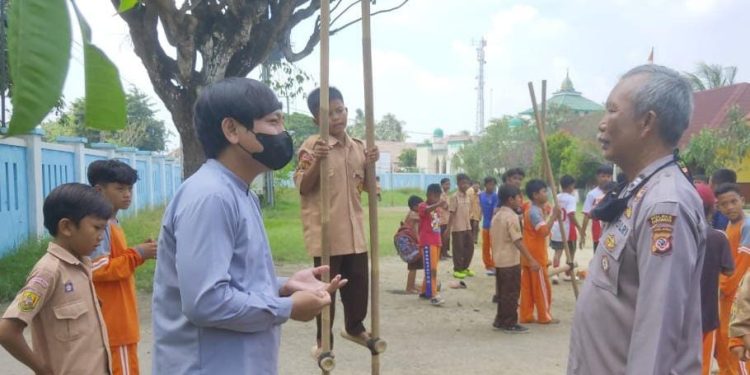 Kanit Sabhara Polsek Tirtajaya Karawang Berikan Warning Bahaya Makanan Cikbul Kepada Anak Sekolah Dasar