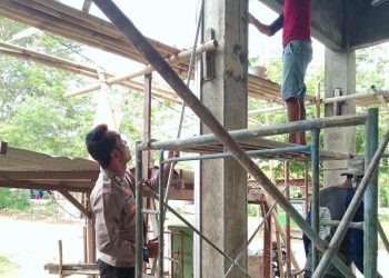 Bripka Pandi Bantu Warga Dalam Giat Renovasi Mesjid Desa Pisangsambo Tirtajaya
