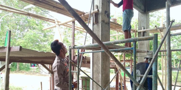 Bripka Pandi Bantu Warga Dalam Giat Renovasi Mesjid Desa Pisangsambo Tirtajaya