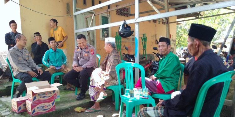 Dalam Rangka Jum’at Curhat, Kapolsek Tirtajaya Sambangi Toga & Tomas Desa Tambaksari