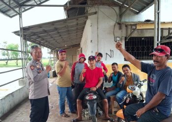 Kanit Sabhara Polsek Tirtajaya Gelar Ngawangkong Bareng Warga Desa Sabajaya