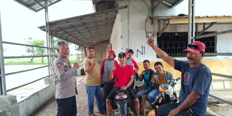 Kanit Sabhara Polsek Tirtajaya Gelar Ngawangkong Bareng Warga Desa Sabajaya