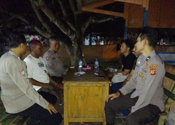 Pastikan Situasi Kondusif, Patroli Malam Polsek Tirtajaya Sambangi Warga Desa Tambaksumur