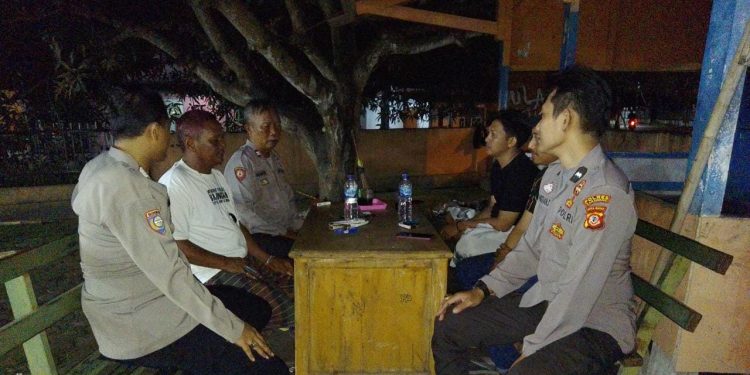 Pastikan Situasi Kondusif, Patroli Malam Polsek Tirtajaya Sambangi Warga Desa Tambaksumur