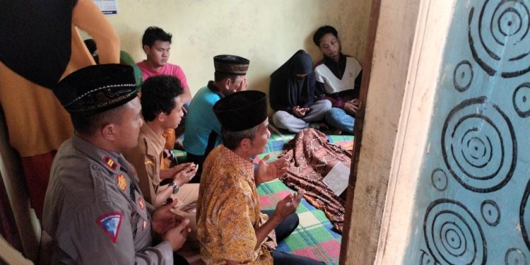 Didampingi Kades Pisangsambo, Kapolsek Tirtajaya Lakukan Ta’ziah Terhadap Warga Yang Meninggal Dunia