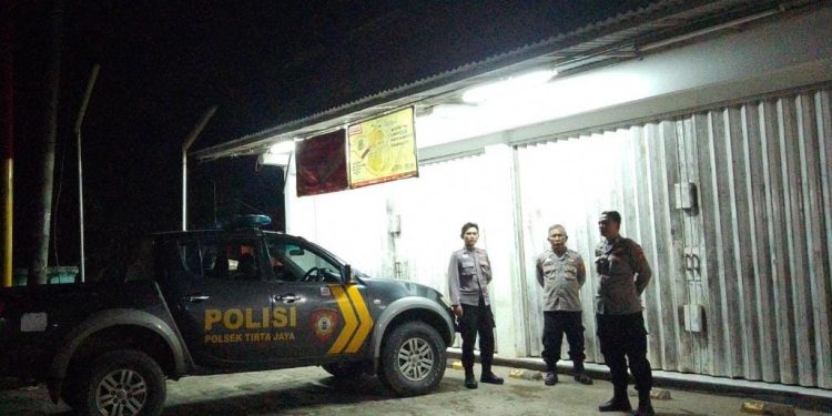 Cipta Kondusifitas Malam Hari, Kanit Sabhara Polsek Tirtajaya Gelar Patroli