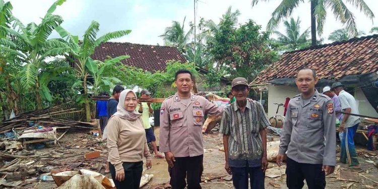 Cepat Respon Anggota Polsek Tirtajaya Karawang Terhadap Insiden Rumah Ambruk