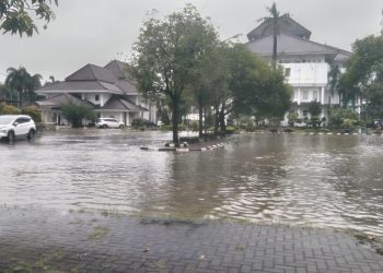 Ironi, Kantor Bupati Karawang Dikepung Banjir