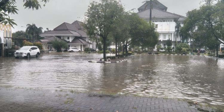 Ironi, Kantor Bupati Karawang Dikepung Banjir