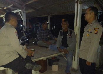 Anggota Polsek Tirtajaya Sambangi Warga Gulampok Desa Srijaya