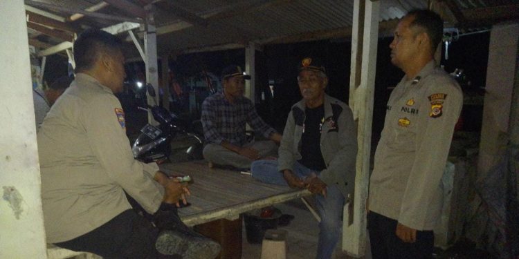 Anggota Polsek Tirtajaya Sambangi Warga Gulampok Desa Srijaya