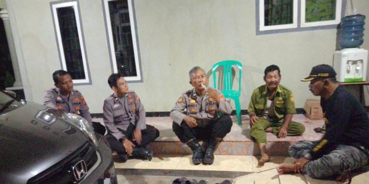 Kanit Sabhara Polsek Tirtajaya Bangun Silaturahmi Dengan Warga Desa Srijaya