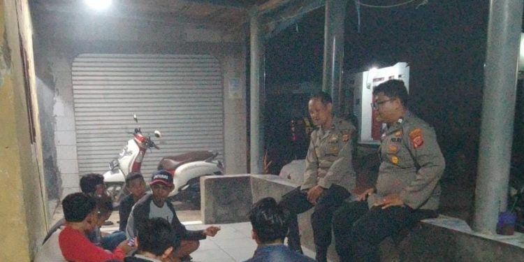 Melalui Ngawangkong, Polsek Tirtajaya Karawang Suport Warga Gempolkarya Giatkan Kembali Pos Kamling