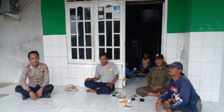 Potret Kebersamaan Bhabinkamtibmas Polsek Tirtajaya Bersama Masyarakat Desa Medankarya Saat Ngawangkong