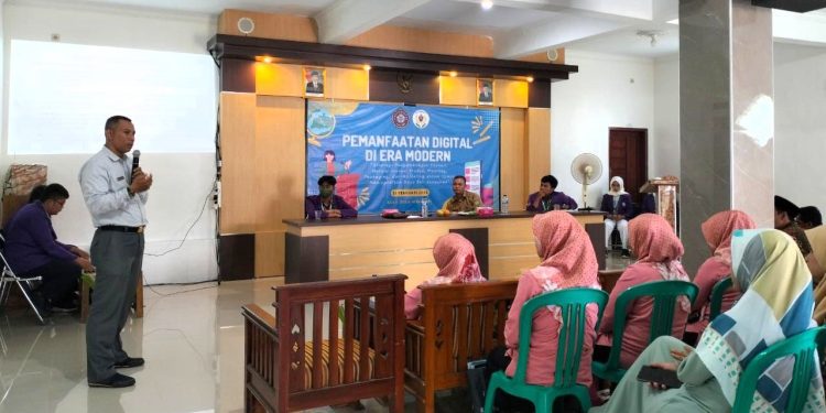 Dongkrak Ekonomi Warga Desa Werasari, KKN Unigal Gelar Seminar UMKM