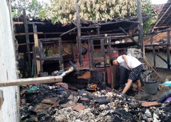 Naas, Tiba-tiba Api Membesar Melahap Rumah Keluarga Nasihin Warga Kp Cibaros Cineam Tasikmalaya