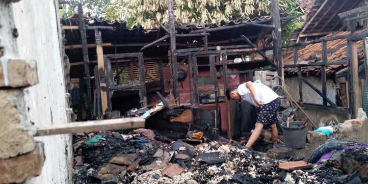 Naas, Tiba-tiba Api Membesar Melahap Rumah Keluarga Nasihin Warga Kp Cibaros Cineam Tasikmalaya
