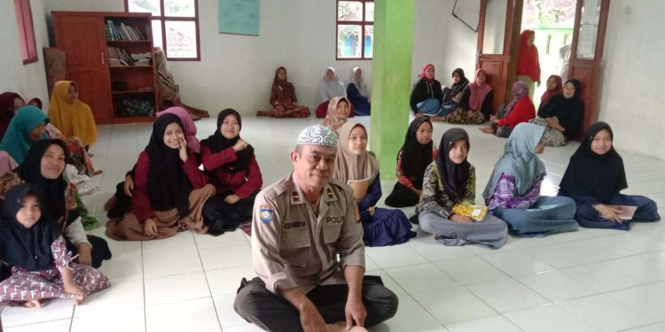 Kanit Binmas Polsek Tamansari Ambil Bagian Isi Materi Pesantren Kilat