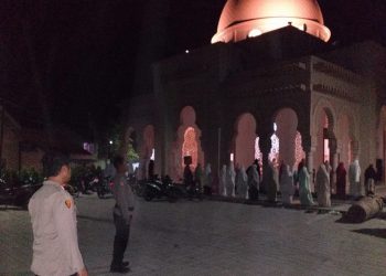 Jajaran Polsek Tirtajaya Jaga Keamanan Pelaksana Sholat Tarawih Mesjid Baeturohim Desa Tambaksumur