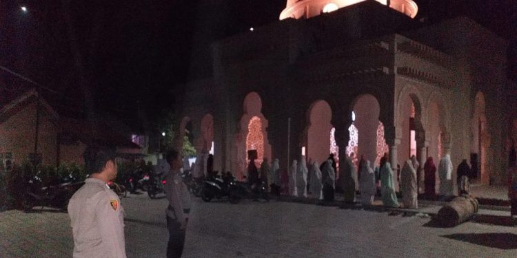 Jajaran Polsek Tirtajaya Jaga Keamanan Pelaksana Sholat Tarawih Mesjid Baeturohim Desa Tambaksumur