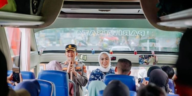 Kapolres Dan Bupati Karawang Lepas 500 Pemudik Gratis