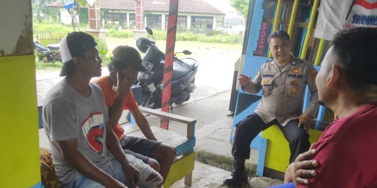 Polsek Tirtajaya Ajak Masyarakat Ngobrol Bareng Dalam Rangka Jum’at Curhat