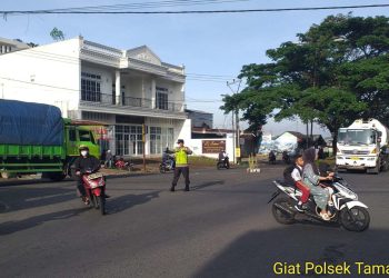 Pelayanan Terbaik Diawal Hari Dari Kapolsek Bersama Anggota Untuk Masyarakat