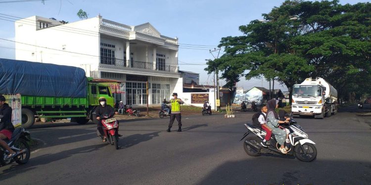 Pelayanan Terbaik Diawal Hari Dari Kapolsek Bersama Anggota Untuk Masyarakat