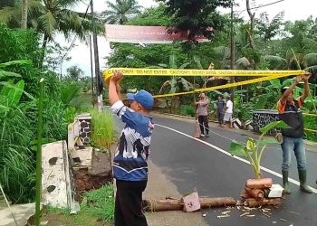Salah Satu Sisi Jembatan Cisaar Kertarahayu Pamarican Ciamis Ambrol