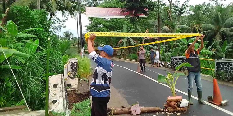 Salah Satu Sisi Jembatan Cisaar Kertarahayu Pamarican Ciamis Ambrol