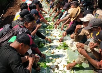 Sumringah, Makan Liwet Bareng Ratusan Warga Dari 3 Kampung Atas Rampungnya Hotmix Jalan