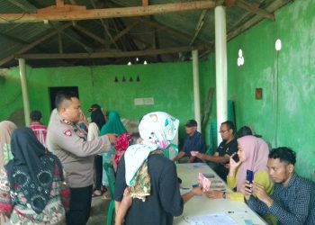 Kapolsek Tirtajaya Pantau Penyaluran Bansos Sembako dan PKH Tahap ll Tahun 2023