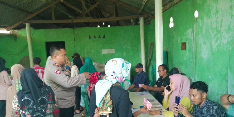 Kapolsek Tirtajaya Pantau Penyaluran Bansos Sembako dan PKH Tahap ll Tahun 2023