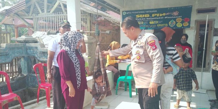 Kanit Reskrim Polsek Tirtajaya Pantau Pelaksanaan Vaksinasi Polio Di Posyandu Presisi Sabajaya