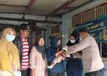 Kapolsek Tirtajaya Turut Sukseskan Vaksin Polio Posyandu Presisi Tambaksumur