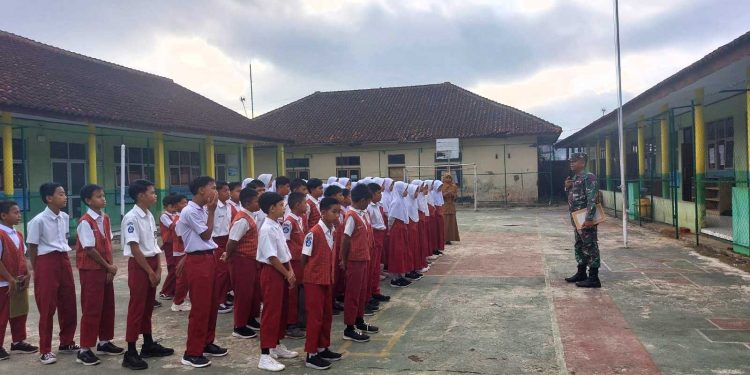 Kepala SDN 2 Gobras Apresiasi Babinsa Tamanjaya Berikan Wawasan Kebangsaan Bagi Peserta Didiknya