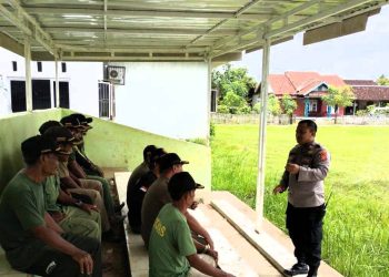 Kapolsek Tirtajaya Gelar Giat Jumat Curhat Bersama Linmas Desa Srijaya