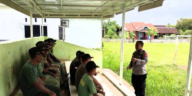 Kapolsek Tirtajaya Gelar Giat Jumat Curhat Bersama Linmas Desa Srijaya