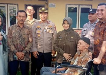 Walikota Banjar Serahkan Langsung Bantuan Kursi Roda Untuk Warga Tarsim