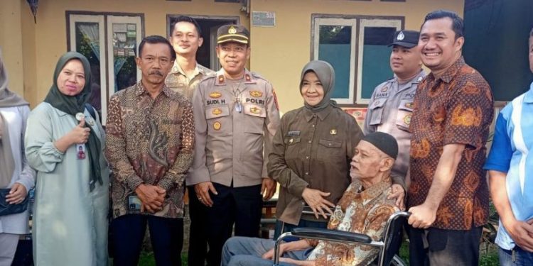 Walikota Banjar Serahkan Langsung Bantuan Kursi Roda Untuk Warga Tarsim