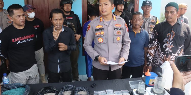 Bersama Polisi RW, Polres Karawang Ungkap Tempat Produksi Tembakau Sintetis