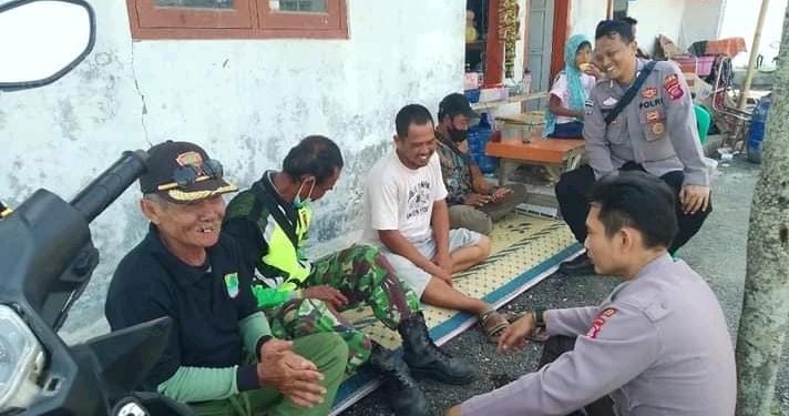 Bhabinkamtibmas Polsek Tirtajaya Ajak Anggota Linmas Tambaksari Ngawangkong Dalam Rangka Jumat Curhat